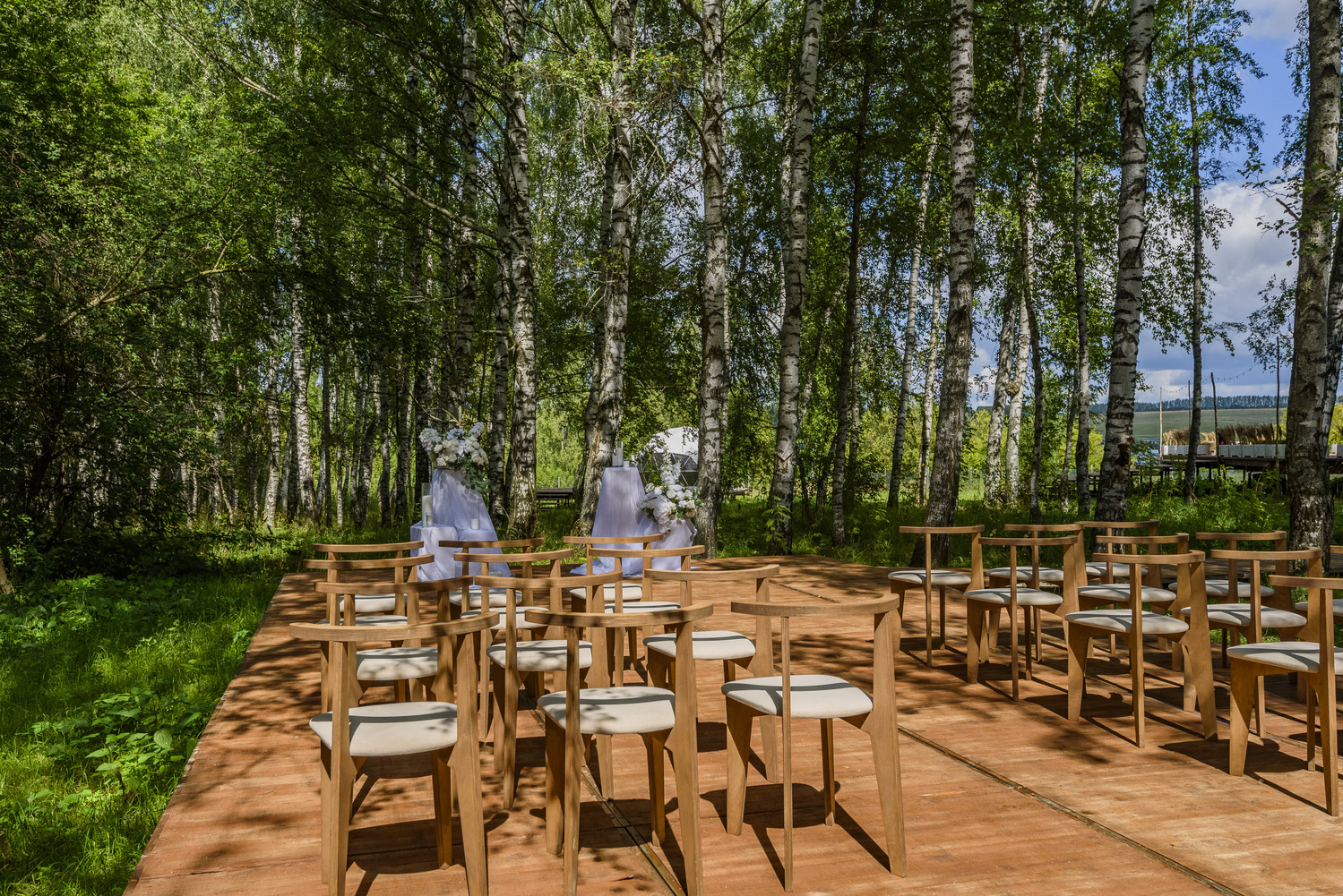 Терраса в лесу для выездной регистрации брака под Казанью